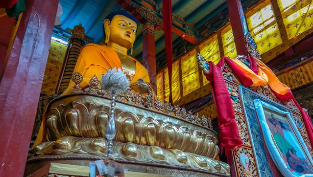 Die Hemis Monastery ist die grösste Monastic Institution in Ladakh, ganz im Norden von Indien. Das Bild zeigt eine der vielen sehr grossen Buddha-Statuen.